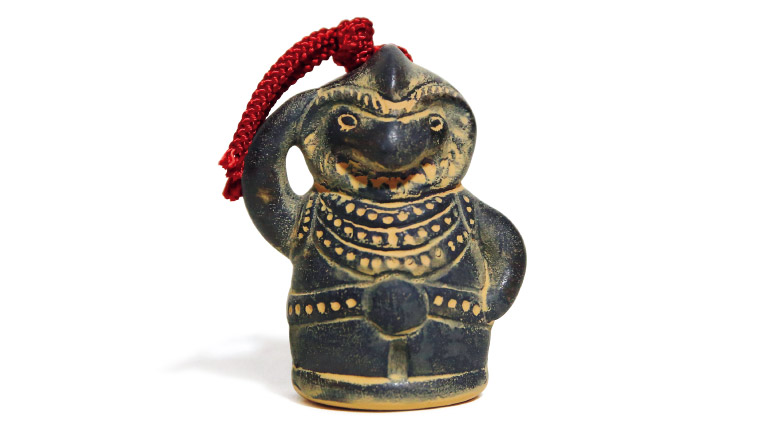 御神像土鈴1,000円(等彌神社☎0744・42・3377)。ほかにも、御神像を模した手ぬぐいなどもある。